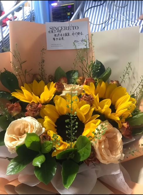 同学不断慰问鼓励任俊杰。 同学不断慰问鼓励任俊杰。