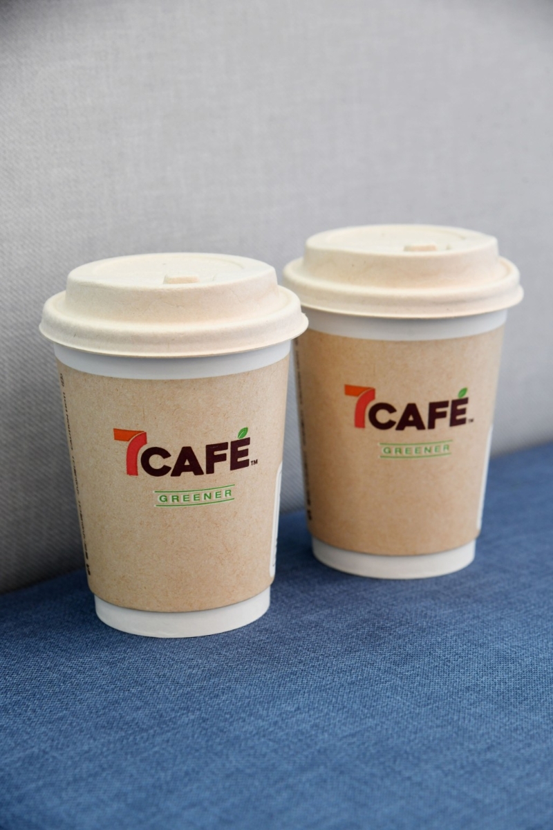 集团旗下7-Eleven计划目标一年将回收约125 万杯7CAFÉ 即磨咖啡饮品的咖啡渣,交给本地慈善有机农庄转化成有机肥料,预计可栽种出约4,000 公斤有机农作物,以及减少因弃置厨馀而造成的19,256 公斤温室气体排放。 集团旗下7-Eleven计划目标一年将回收约125 万杯7CAFÉ 即磨咖啡饮品的咖啡渣,交给本地慈善有机农庄转化成有机肥料,预计可栽种出约4,000 公斤有机农作物,以及减少因弃置厨馀而造成的19,256 公斤温室气体排放。