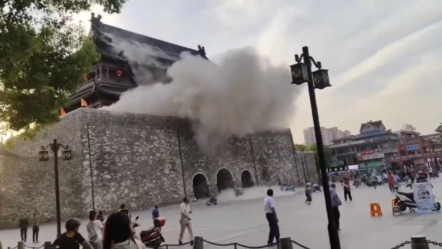 “凤阳鼓楼塌了”的影片在网上疯传。 “凤阳鼓楼塌了”的影片在网上疯传。