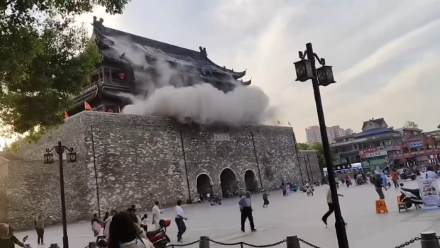 凤阳鼓楼发生坍塌时,途人争相走避。 凤阳鼓楼发生坍塌时,途人争相走避。