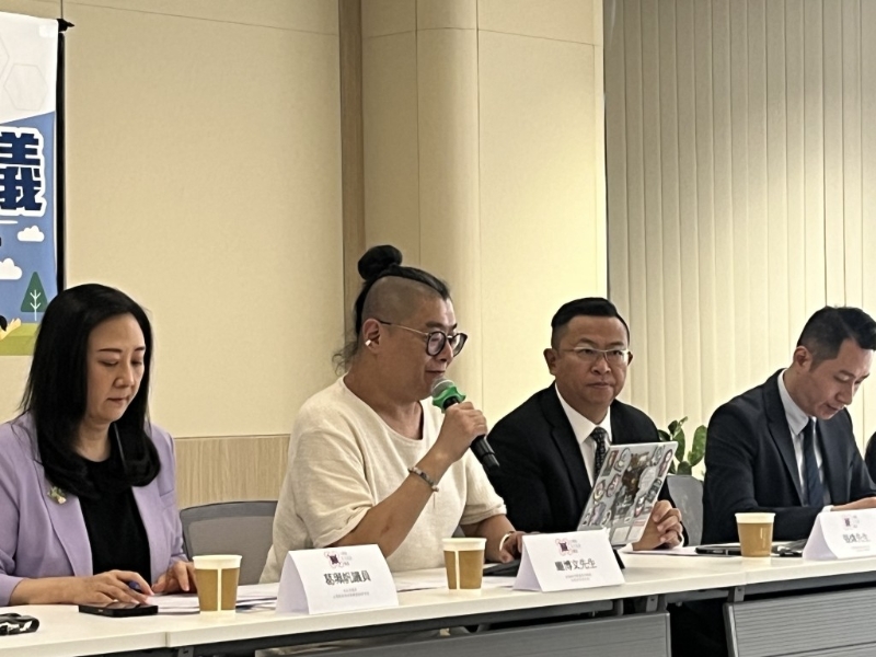 庞博文(左2)指若有天文台的数据将可以有助了解不同区域“大阳风暴”的情况 庞博文(左2)指若有天文台的数据将可以有助了解不同区域“大阳风暴”的情况