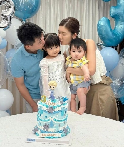 余香凝一家。 余香凝一家。