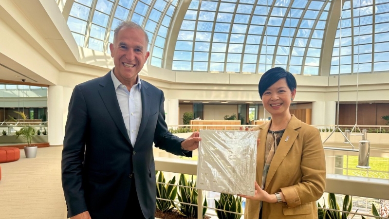 何永贤访巴黎 何永贤访巴黎