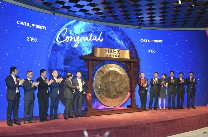 暂为全球最大的新股宁德时代(3750)正式挂牌,开报296元,较上市价263元高开12.5%。 暂为全球最大的新股宁德时代(3750)正式挂牌,开报296元,较上市价263元高开12.5%。