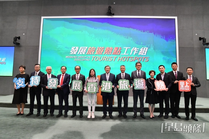 发展旅游热点工作组在记者会前,与旅游业界会见传媒。1 发展旅游热点工作组在记者会前,与旅游业界会见传媒。1