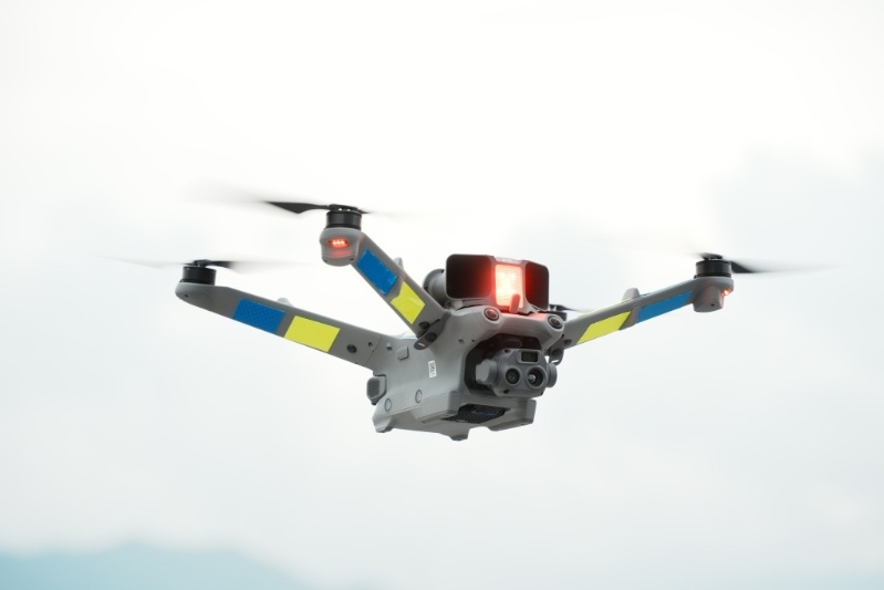 警用无人机使用红蓝闪灯以显示正在进行任务,并贴上用以识别的反光贴“拉花”标志。 警用无人机使用红蓝闪灯以显示正在进行任务,并贴上用以识别的反光贴“拉花”标志。