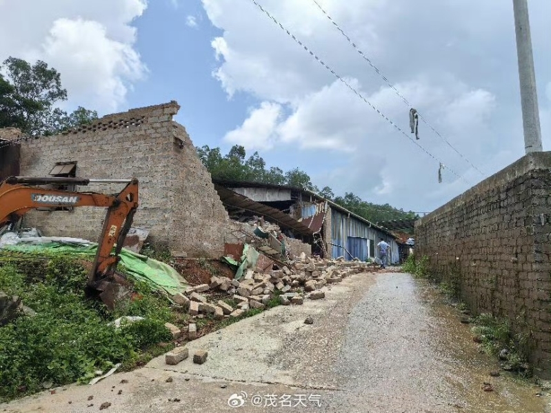 铁皮房被吹毁。 铁皮房被吹毁。