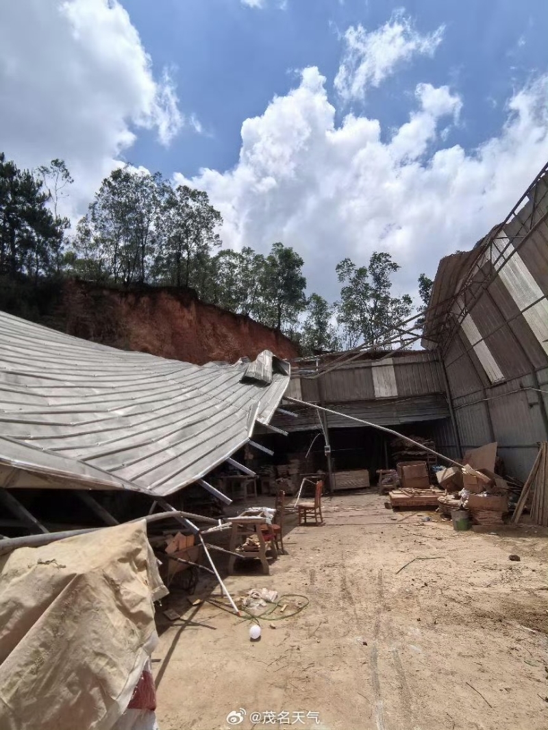 广东茂名龙卷风吹毁铁皮房。 广东茂名龙卷风吹毁铁皮房。