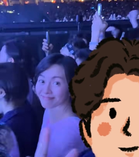 梁咏琪与老公一起看Lady Gaga新加坡演唱会。 梁咏琪与老公一起看Lady Gaga新加坡演唱会。