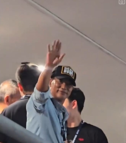 任达华疑似在VIP包厢欣赏Lady Gaga演出。 任达华疑似在VIP包厢欣赏Lady Gaga演出。