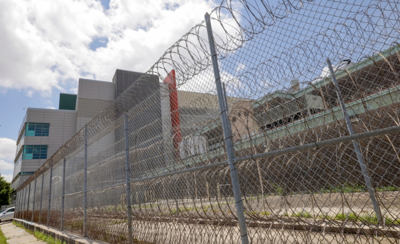 美国路易斯安那州纽奥良一座监狱16日发生重刑犯10人脱逃的重大事件。 图为监狱围墙铁丝网。美联社.jpg 美国路易斯安那州纽奥良一座监狱16日发生重刑犯10人脱逃的重大事件。 图为监狱围墙铁丝网。美联社.jpg