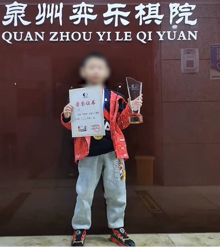 朱宏鑫近日获业余六段资格,是内地的围棋天才。 朱宏鑫近日获业余六段资格,是内地的围棋天才。