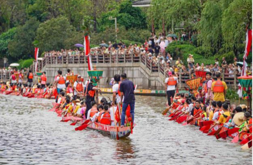 广州猎德“龙船采青”老青少齐上阵 。 广州猎德“龙船采青”老青少齐上阵 。