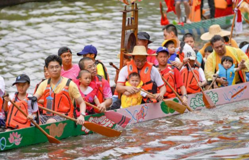 广州猎德“龙船采青”老青少齐上阵。 广州猎德“龙船采青”老青少齐上阵。