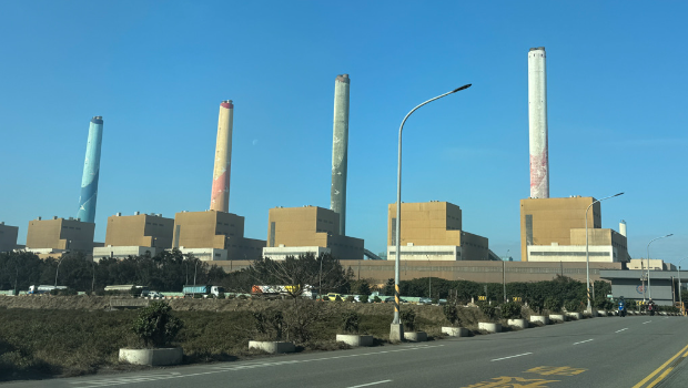 图为台中火力发电厂 图为台中火力发电厂