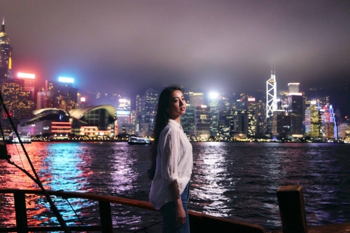 光希登上传统中式帆船“张保仔号”,欣赏维港的景致。旅发局图片 光希登上传统中式帆船“张保仔号”,欣赏维港的景致。旅发局图片