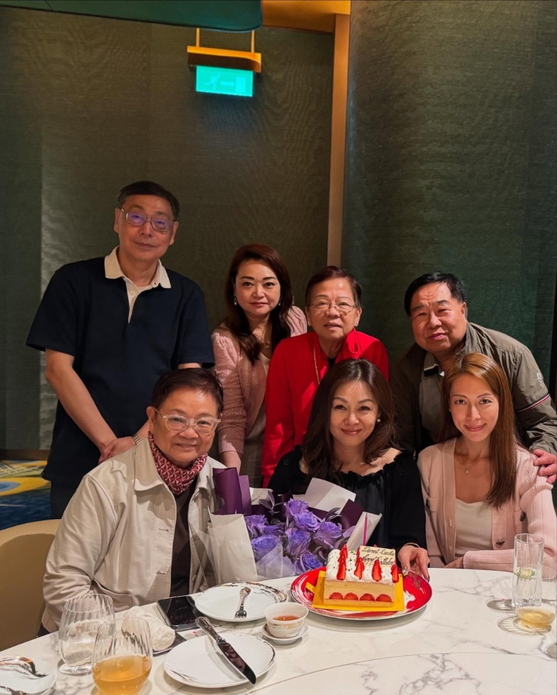 资深传媒人汪曼玲近日为姚正菁(前排中)庆祝56岁生日。 资深传媒人汪曼玲近日为姚正菁(前排中)庆祝56岁生日。