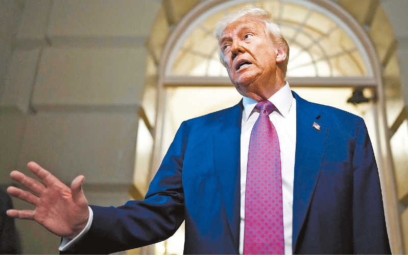 总统特朗普到国会山庄出席众议院共和党人的闭门会议,呼吁党人团结一致,支持他主张的一揽子减税法案。 美联社 总统特朗普到国会山庄出席众议院共和党人的闭门会议,呼吁党人团结一致,支持他主张的一揽子减税法案。 美联社