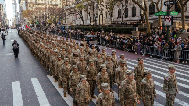 2024年纽约退伍军人节游行,美国陆军成员列队行进。 美联社 2024年纽约退伍军人节游行,美国陆军成员列队行进。 美联社