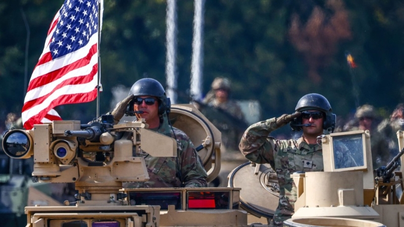 美国士兵驾驶M1A2 SEP V3艾布拉姆斯坦克出席2024年波兰武装部队日阅兵式。 美国士兵驾驶M1A2 SEP V3艾布拉姆斯坦克出席2024年波兰武装部队日阅兵式。