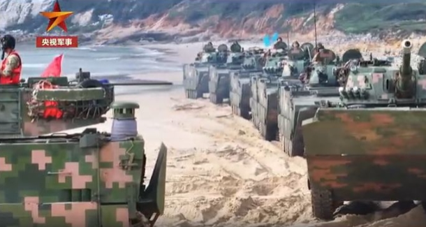 解放军在闽南海域举行两栖登陆演习 解放军在闽南海域举行两栖登陆演习