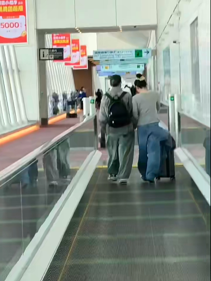 有网民在北京机场遇上谢霆锋与王菲,被曝趁520同游日本,甜蜜身影被拍下。 有网民在北京机场遇上谢霆锋与王菲,被曝趁520同游日本,甜蜜身影被拍下。