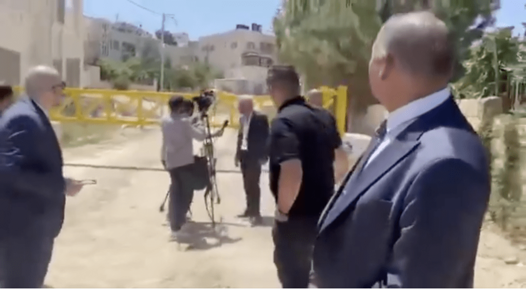 代表团进行访问时,遭以军呜枪示警。X片段截图 代表团进行访问时,遭以军呜枪示警。X片段截图