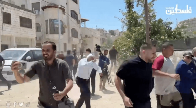 欧盟及中国外交官等在约旦河西岸向遭以军呜枪示警。X片段截图 欧盟及中国外交官等在约旦河西岸向遭以军呜枪示警。X片段截图