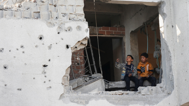 2025年5月21日,巴勒斯坦男孩坐在在加沙带贾巴利亚的一栋被以色列炸毁的房屋里。 2025年5月21日,巴勒斯坦男孩坐在在加沙带贾巴利亚的一栋被以色列炸毁的房屋里。