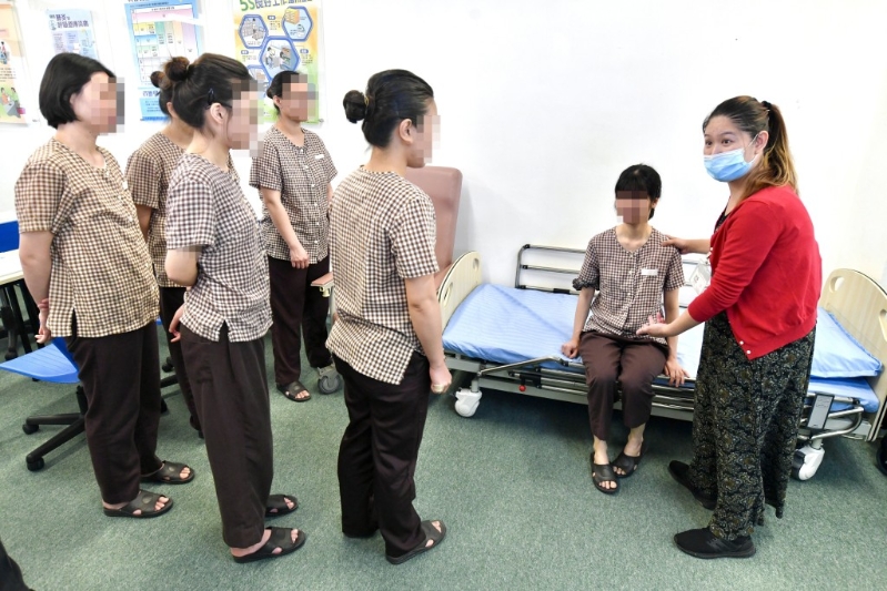 导师向女学员讲解如何照顾长者及病患人士。 卢江球摄 导师向女学员讲解如何照顾长者及病患人士。 卢江球摄