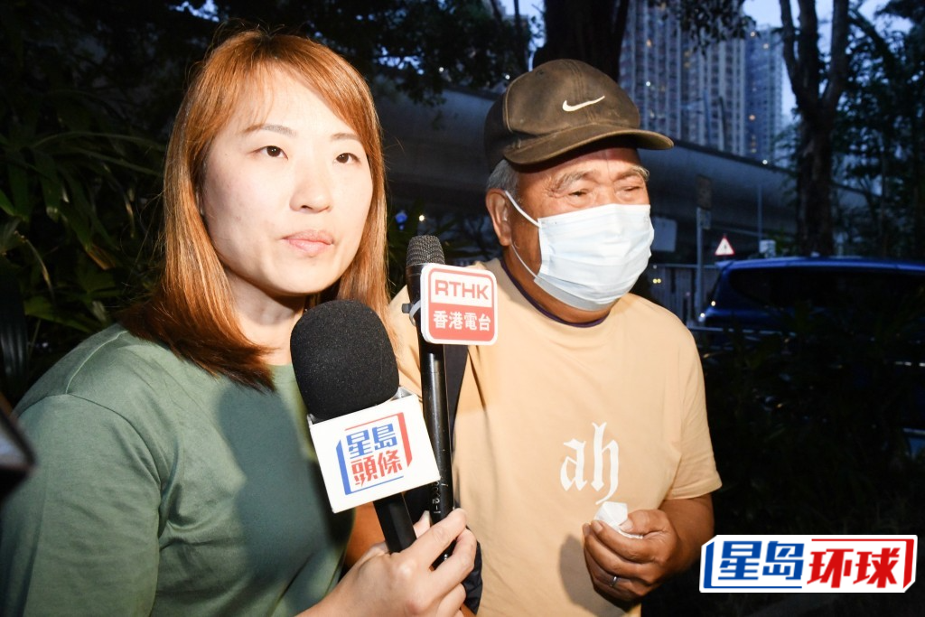 张父(右)在工权会总干事萧倩文陪同下,在医院外见记者。 徐裕民摄 张父(右)在工权会总干事萧倩文陪同下,在医院外见记者。 徐裕民摄