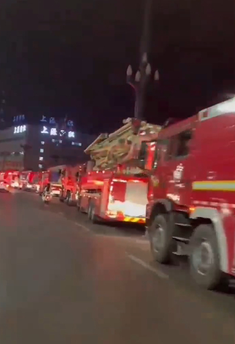 当局出动多辆消防车灌救。 当局出动多辆消防车灌救。