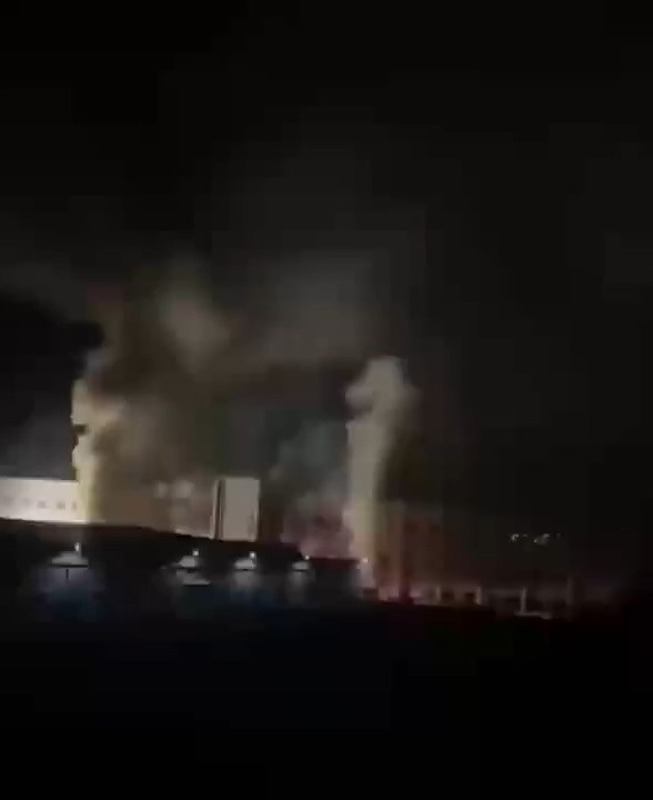 直至昨晚纺织厂仍然冒出大量浓烟 直至昨晚纺织厂仍然冒出大量浓烟