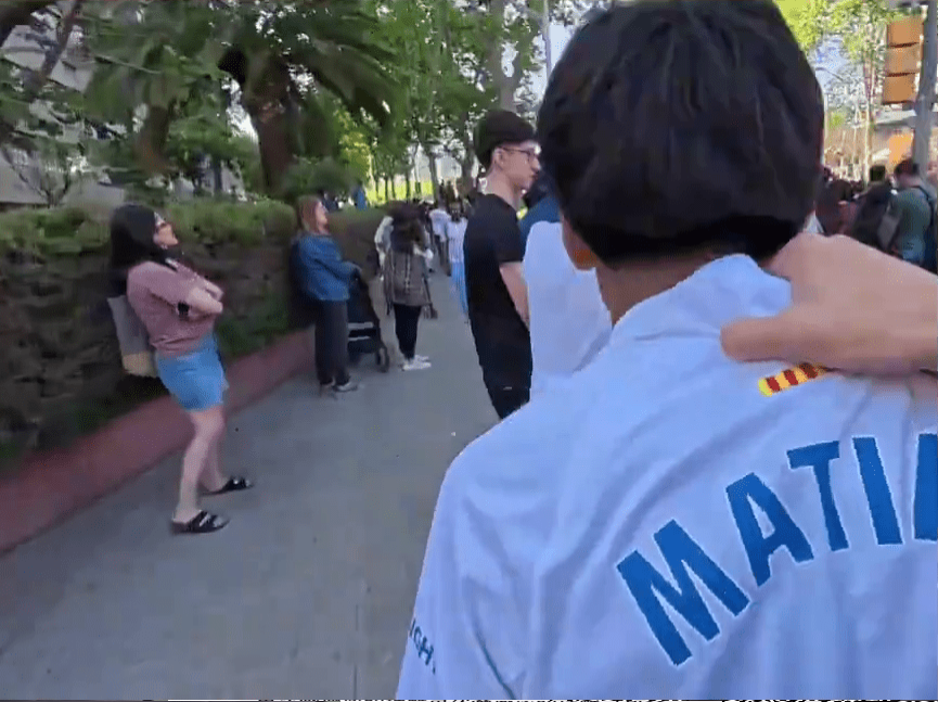 涉辱华巴塞球迷被抓住衣领。 涉辱华巴塞球迷被抓住衣领。