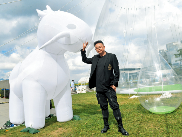 马兴文与其著名创作“小龙马”及“水滴”。 马兴文与其著名创作“小龙马”及“水滴”。