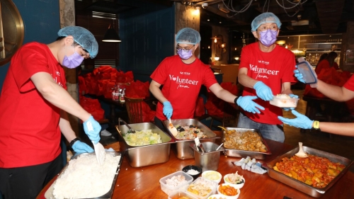 另一批义工负责装餸舀汤舀饭。 另一批义工负责装餸舀汤舀饭。