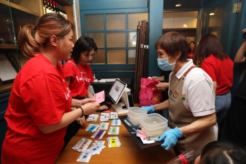 72岁女员工阿当(右),便由领饭的饭友变成银杏馆长者员工。 72岁女员工阿当(右),便由领饭的饭友变成银杏馆长者员工。