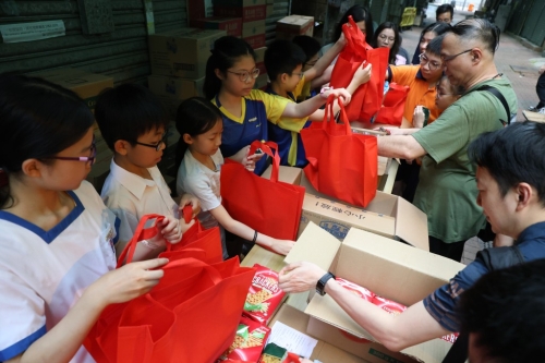 建华集团5号佛诞当日向银杏馆长沙湾分店捐赠食材,由星岛集团我要赞佢大使、校长及家长二十多人到场组装成福袋送赠长者。 建华集团5号佛诞当日向银杏馆长沙湾分店捐赠食材,由星岛集团我要赞佢大使、校长及家长二十多人到场组装成福袋送赠长者。