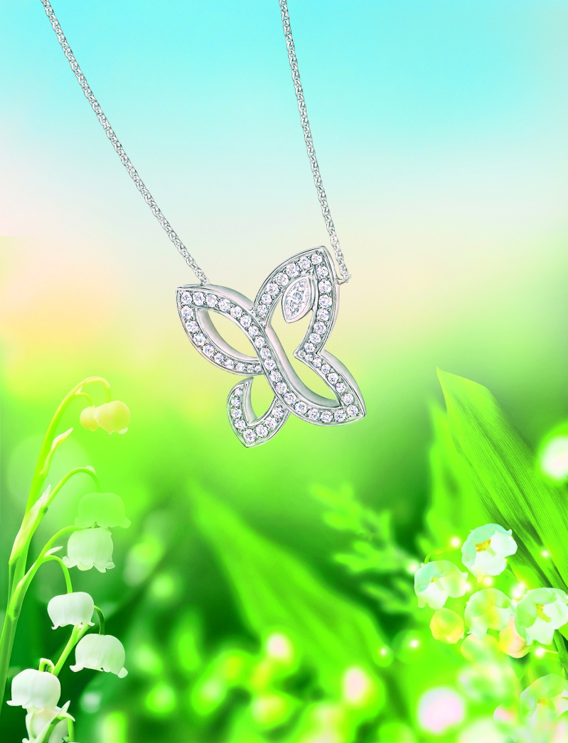 Infinite Lily Cluster铂金钻石吊坠象征改变、转化和无限可能,四瓣线条打造出蝴蝶翩翩飞舞的曼妙姿态。 Infinite Lily Cluster铂金钻石吊坠象征改变、转化和无限可能,四瓣线条打造出蝴蝶翩翩飞舞的曼妙姿态。