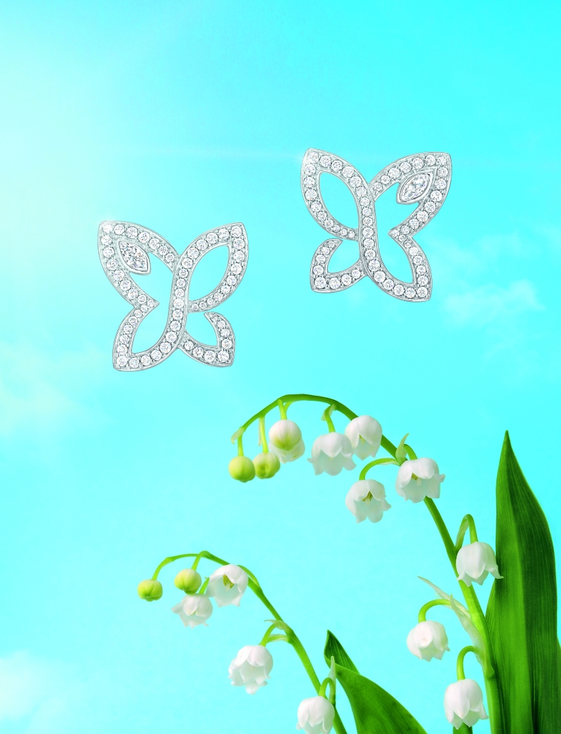 Infinite Lily Cluster铂金钻石耳环,由两颗马眼形切工钻石配搭112颗圆形明亮式切工钻石打造而成。 Infinite Lily Cluster铂金钻石耳环,由两颗马眼形切工钻石配搭112颗圆形明亮式切工钻石打造而成。