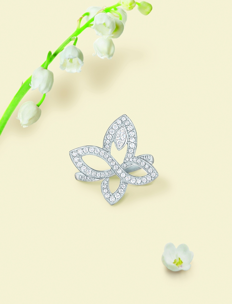 Infinite Lily Cluster铂金钻石戒指,镶嵌单颗马眼形切工钻石及67颗圆形明亮式切工钻石。 Infinite Lily Cluster铂金钻石戒指,镶嵌单颗马眼形切工钻石及67颗圆形明亮式切工钻石。