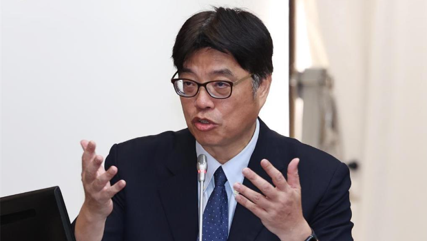 邱垂正接到通知的陆配要在限期前补交文件。 邱垂正接到通知的陆配要在限期前补交文件。