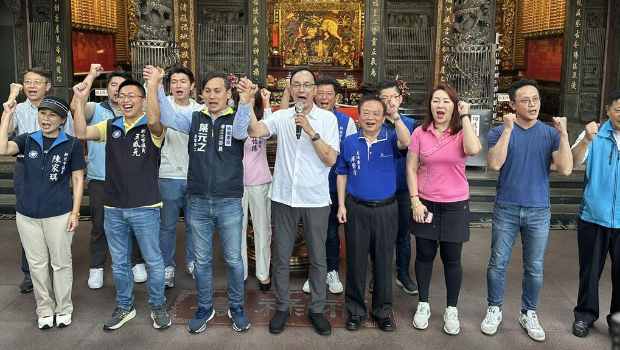 国民党主席朱立伦22日赴新北市板桥埔墘福德宫出席反恶罢、“战独裁”街讲 国民党主席朱立伦22日赴新北市板桥埔墘福德宫出席反恶罢、“战独裁”街讲