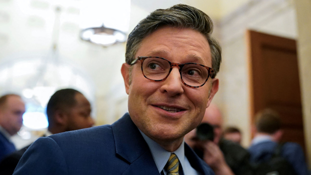 美国共和党籍联邦众院议长约翰逊(Mike Johnson)21日准备前往白宫,出席预算会议的神情。 美国共和党籍联邦众院议长约翰逊(Mike Johnson)21日准备前往白宫,出席预算会议的神情。