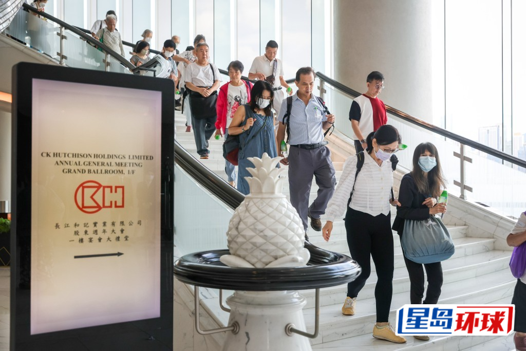 长和(001)举行股东周年大会,采取混合模式,现场所见超过100名股东亲身出席。 长和(001)举行股东周年大会,采取混合模式,现场所见超过100名股东亲身出席。