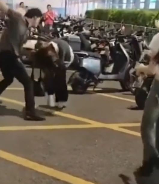 深圳有年轻女子在地铁站口被精神病汉狂殴。 抖音@五大连池市总工会 深圳有年轻女子在地铁站口被精神病汉狂殴。 抖音@五大连池市总工会