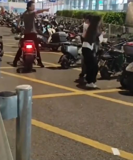 深圳有年轻女子在地铁站口被精神病汉狂殴。抖音@五大连池市总工会 深圳有年轻女子在地铁站口被精神病汉狂殴。抖音@五大连池市总工会