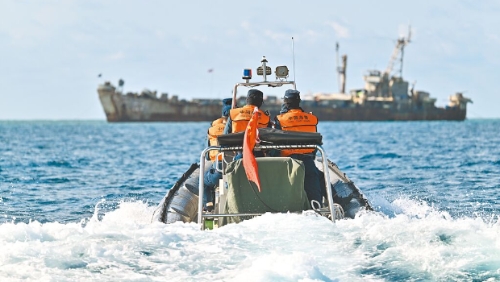 中国海警局执法人员在菲律宾军舰坐滩的仁爱礁周围巡查。 新华社 中国海警局执法人员在菲律宾军舰坐滩的仁爱礁周围巡查。 新华社