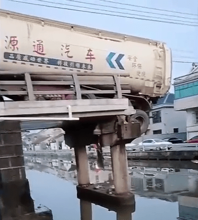 浙江余姚一桥梁垮塌,大货车后轮悬空卡中间。 浙江余姚一桥梁垮塌,大货车后轮悬空卡中间。