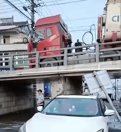 据称红色的大货车载满沙子。 据称红色的大货车载满沙子。